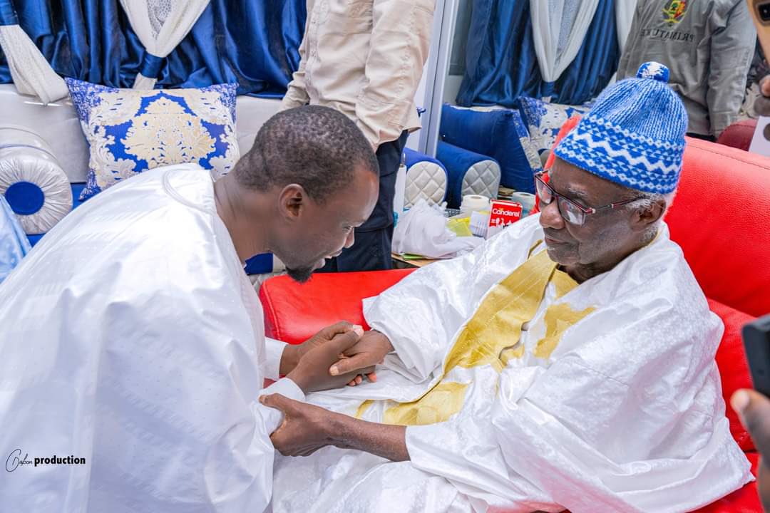 En 2017, l’un de ses chambellans me contacta pour m’informer du souhait du saint homme de m’inviter à Touba. « Il souhaite que tu lui apportes des exemplaires de tes deux ouvrages lors de ta venue », me précisa-t-il.

Je me rendis donc à Touba, où je séjournai quarante-huit