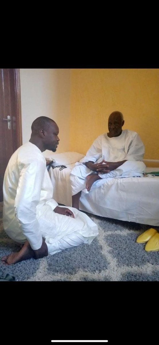 SonkoOfficiel's tweet image. En 2017, l’un de ses chambellans me contacta pour m’informer du souhait du saint homme de m’inviter à Touba. « Il souhaite que tu lui apportes des exemplaires de tes deux ouvrages lors de ta venue », me précisa-t-il.

Je me rendis donc à Touba, où je séjournai quarante-huit…