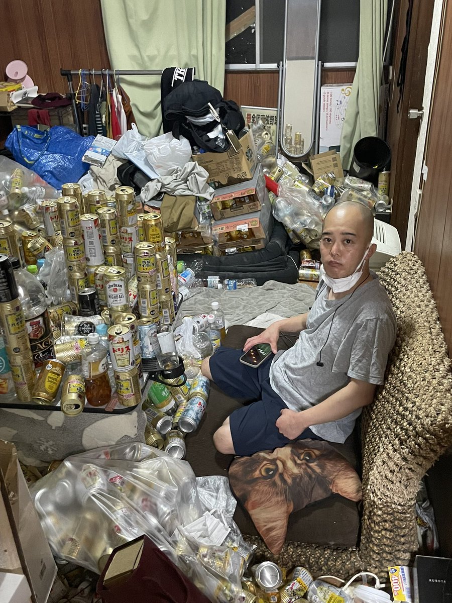 彼はさっきゴミ捨てに行きました