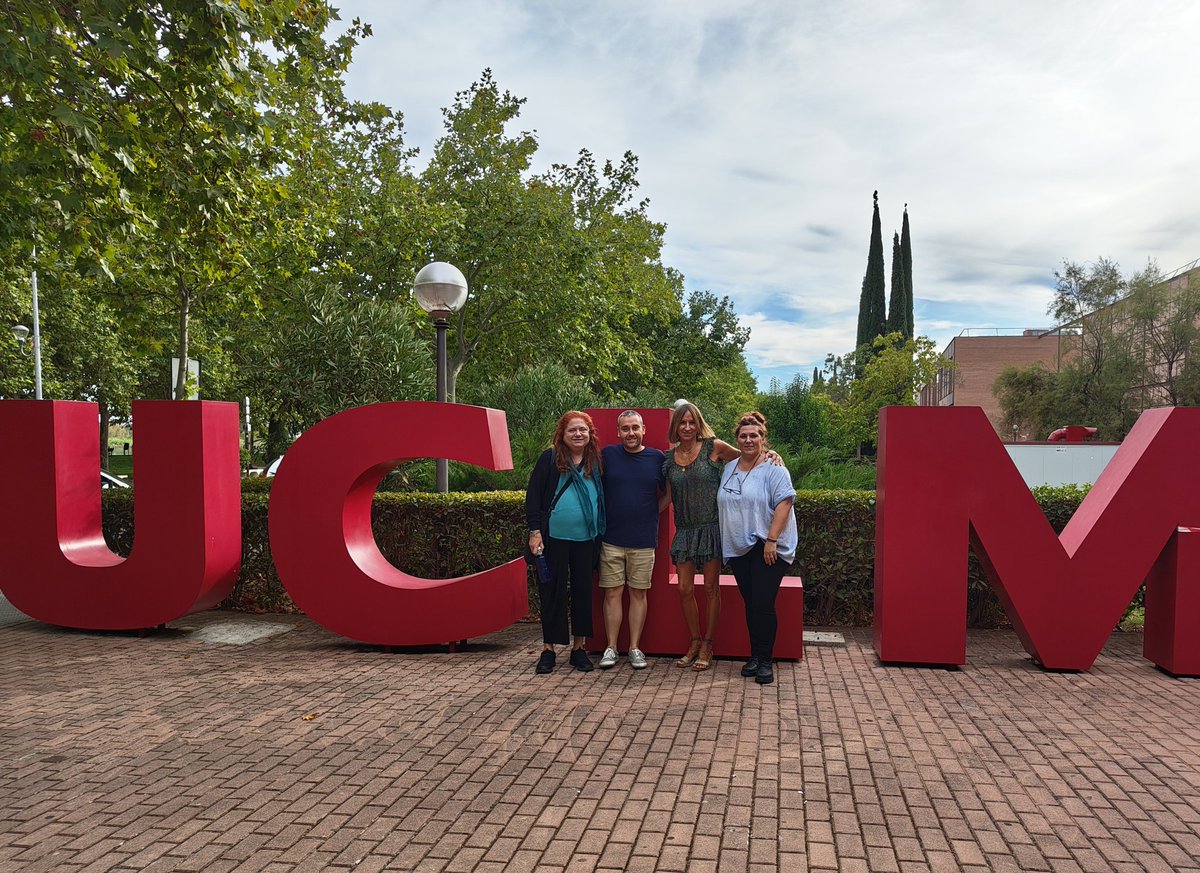 Hace 5 años que empezó esta aventura y hoy hemos tenido la defensa del último Trabajo Fin de Máster (TFM) que se titulará en el #Mi2mD. Gracias a todo el profesorado y estudiantado que ha pasado por el Máster durante estos años.
¡Os dejamos una foto del equipo de dirección! 🩵