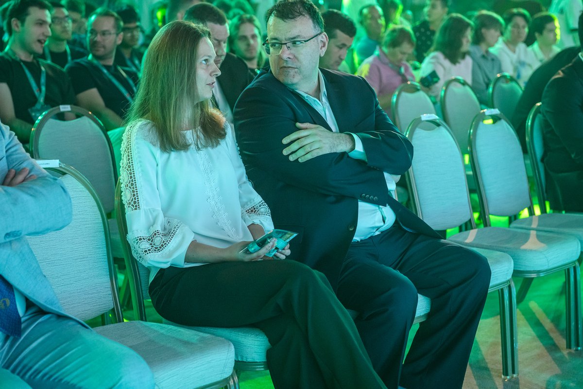 Chess__News's tweet image. &quot;Президент FIDE Аркадий Дворкович обнимает женщину за плечо, а она держит пачку денег&quot;, - так ИИ Grok охарактеризовал это фото.

Надо отметить, что, будучи недееспособным в распознавании снимков, @grok совершенно блестяще разобрался в сущности Аркаши.