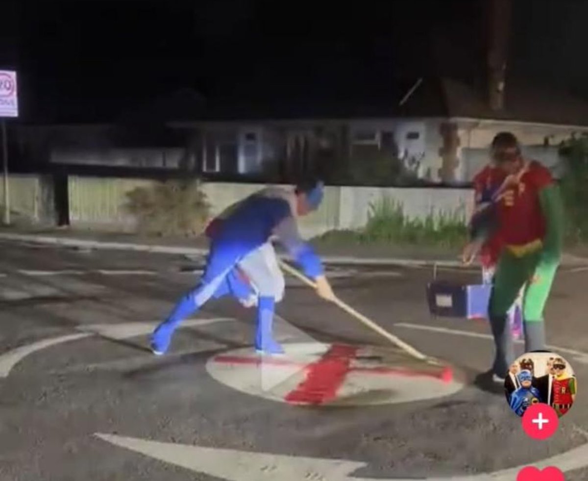 The boys have been caught out doing a bit of Roundabout painting 🏴󠁧󠁢󠁥󠁮󠁧󠁿