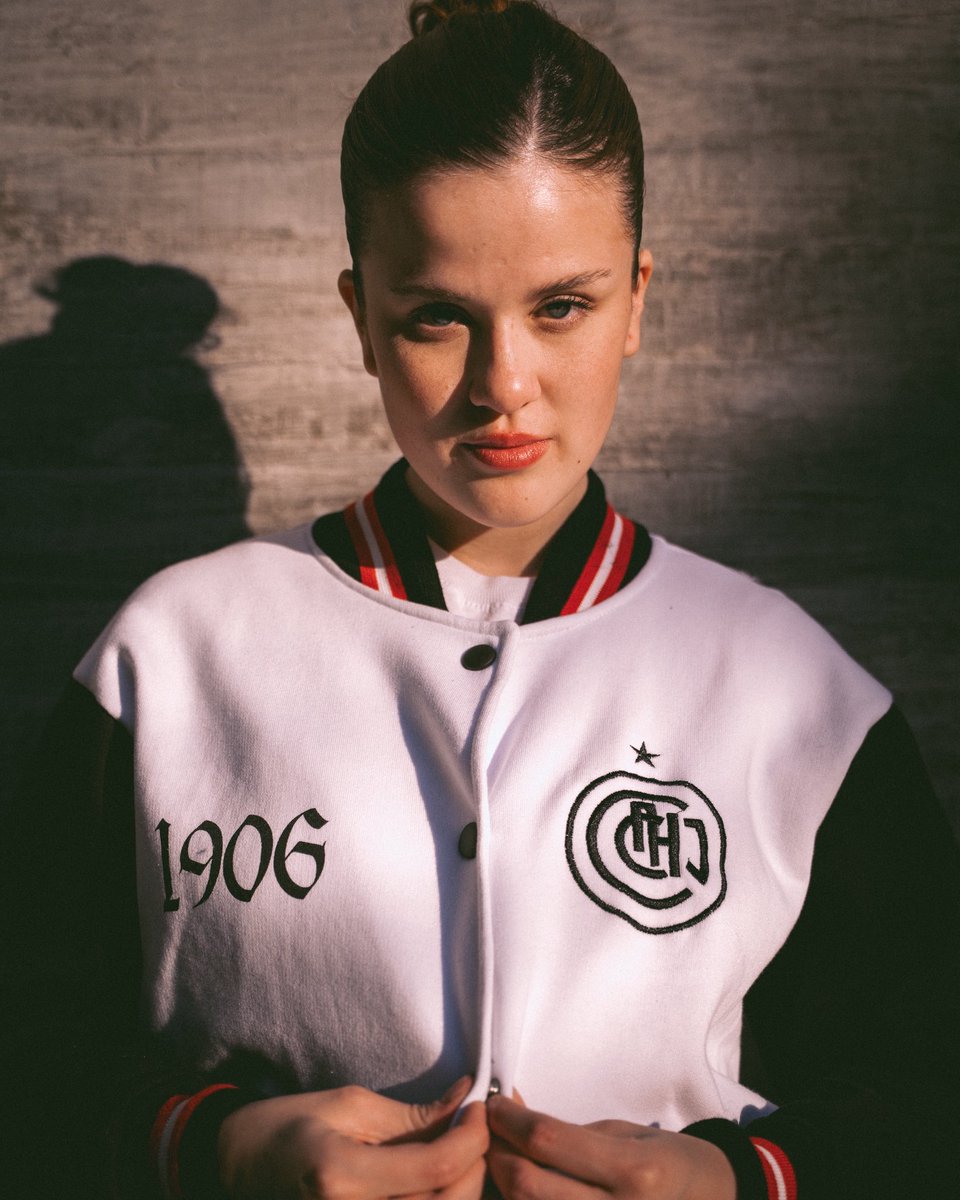 1906 adelanto su nueva indumentaria, con un estilo universitario. Por eso nos hicimos presentes en la UNSAM, para acompañar la presentación y el estilo 📸🇾🇪