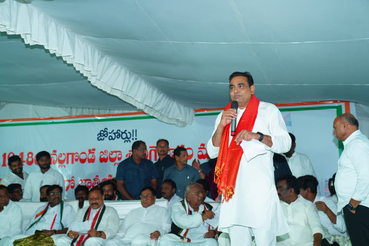 kiran_chamala's tweet photo. నల్గొండ జిల్లా తుంగతుర్తి నియోజకవర్గం శాలిగౌరారం మండలంలోని వల్లాల గ్రామంలో 1947 లో భారత స్వాతంత్య్రం అనంతరం 1948లో   వల్లాల గ్రామంలో జాతీయ జెండా ఎగరవేసినందుకు రకరకాల కాల్పులలో ప్రాణాలు కోల్పోయిన పదిమంది విద్యార్థుల స్మారక స్థూపాన్ని టీపీసీసీ అధ్యక్షులు ఎమ్మెల్సీ శ్రీ @Bmaheshgoud6666 గౌడ్ గారు మరియు మాజీ మంత్రివర్యులు శ్ర��� కుందూరు జానారెడ్డి గారు మాజీ పీసీసీ అధ్యక్షులు శ్రీ హనుమంతరావు ��ార్లతో కలిసి ఆవిష్కరించటం జరిగింది. 

ఈ కార్యక్రమంలో ఏఐసీసీ సెక్రెటరీ తెలంగాణ ఇన్చార్జ్ శ్రీ విశ్వనాథన్ గారు, శాసనసభ్యులు శ్రీ మందుల సామేల్ గారు, శ్రీ వేముల వీరేశం గారు, బత్తుల లక్ష్మారెడ్డి గారు, శాసనమండలి సభ్యులు శ్రీ శంకర నాయక్ గారు, తెలంగాణ రాష్ట్ర స్పోర్ట్స్ అథారిటీ చైర్మన్ శ్రీ శివసేన రెడ్డి గారు, చాడ వెంకటరెడ్డి గారు, తదితరులు పాల్గొన్నారు.

#chamalakirankumarreddy
#BhongirParliament
#TelanganaCongress
#IndianNationalCongress