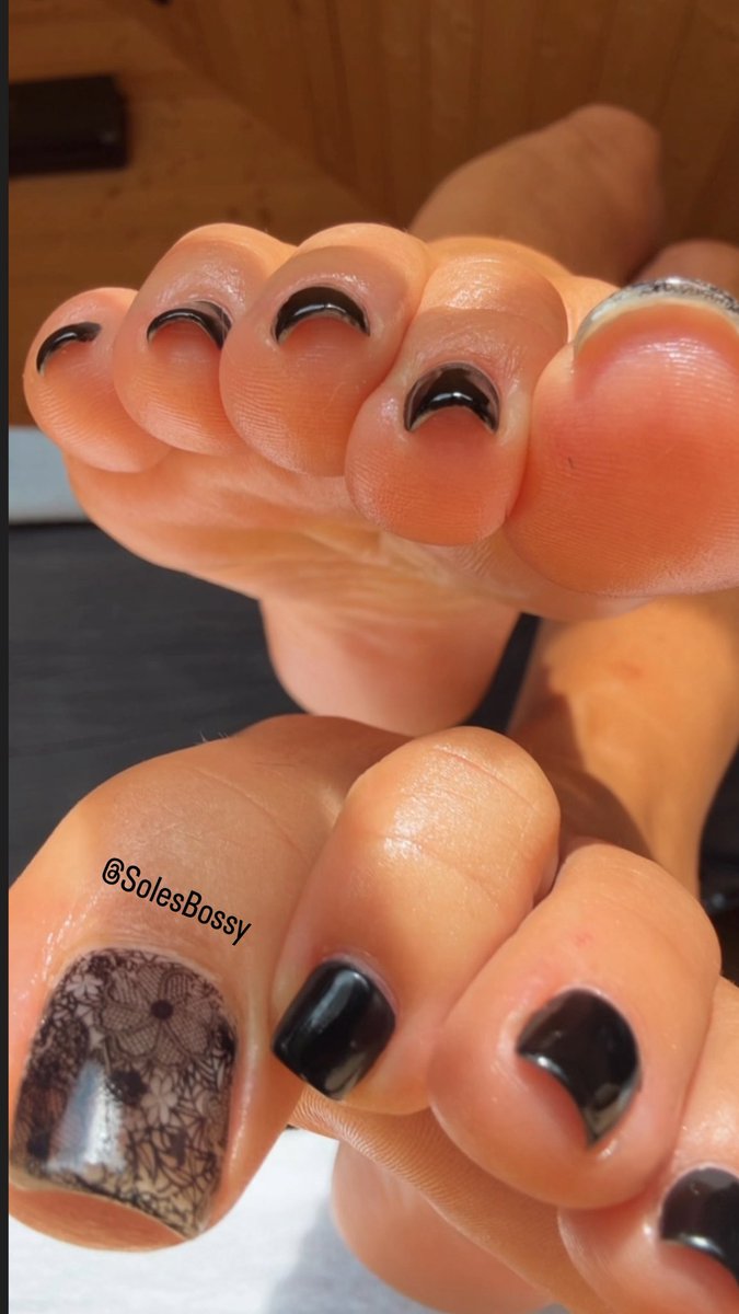 Szykuj się, szmato……
Dolna stopa przyciśnie  słodkim ciężarem tam, gdzie boli najmocniej… aż wykrzyczysz swoje żałosne błagania.
A górna wypełni twoją mordę po brzegi.
Zero litości…..
Tylko rozkaz…..
Tylko moje stopy…..
I twój portfel…. otwarty.! 
Melduj się na kolanach….