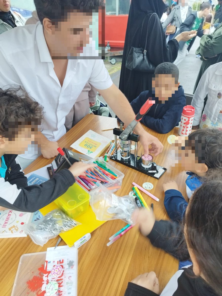 RaidAventureRAO's tweet photo. [#Prox] Mercredi dernier, l’équipe de #bénévoles #policiers du @RaidAventureRAO s’est installée dans le quartier de Marcouville, à #Pontoise (95).
Après un premier passage au quartier des Louvrais en juin, c’était au tour des jeunes de Marcouville de découvrir nos activités citoyennes et sportives.

Un beau moment d’échange avec la #jeunesse de la commune, rendu possible grâce à la mobilisation de nombreux partenaires :  
– Le Van Info Femmes du @fr_cidff_idf
– Le service jeunesse de la ville  
– L’association Ze Fab Truck  
– L’atelier de prévention et de sensibilisation sur les addictions par @CODES_95
– L’espace Orientation & Engagement animé par @afev95

Un grand merci également aux jeunes de la Caravane pour leur bonne humeur et leur contribution qui a régalé petits et grands tout l’après-midi !

On se retrouve l’année prochaine avec toujours autant d’énergie et de sourires !

Avec le soutien de @Prefet95 @SG_CIPDR @ANCTerritoires @ANCVacances @MutuelleMGP