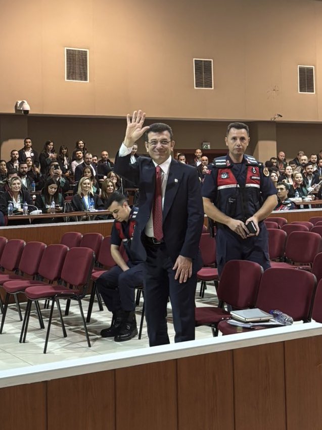 Tarihe geçecek günleri yaşıyoruz.

Bir 12 Eylül yıldönümünde, sivil siyaseti, çok partili hayatı, serbest seçimleri, özgürlük ve adaleti savunuyoruz.

Milletimiz büyüktür. Egemenlik de milletindir.

Sahte davalar, iftiralar, yalanlarla kurulan tuzaklar da bozulur.

Başkanımızın