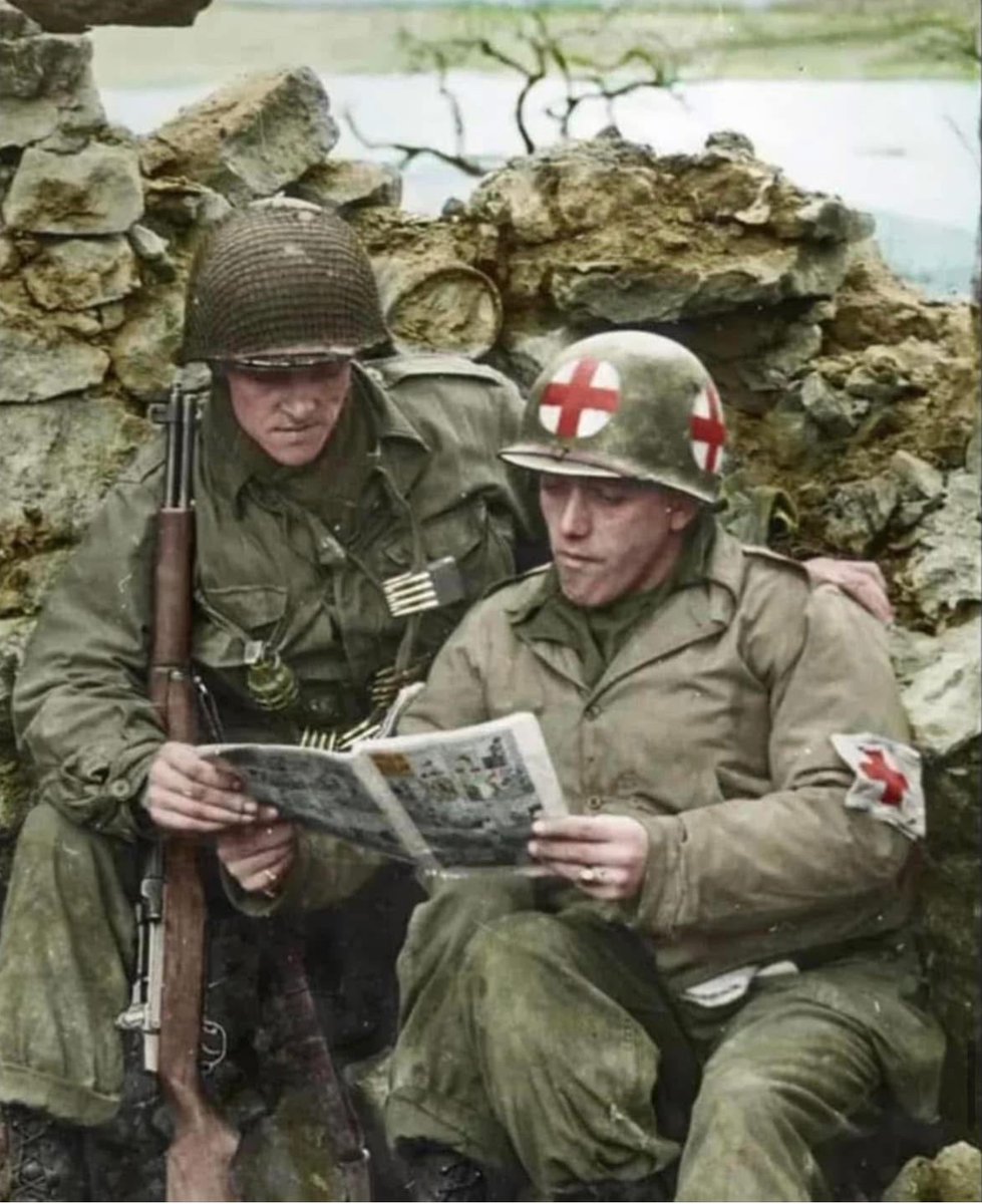 An infantryman and a medic of the 80th Infantry Division take a short break from the war to read a comic in Luxembourg 🪖