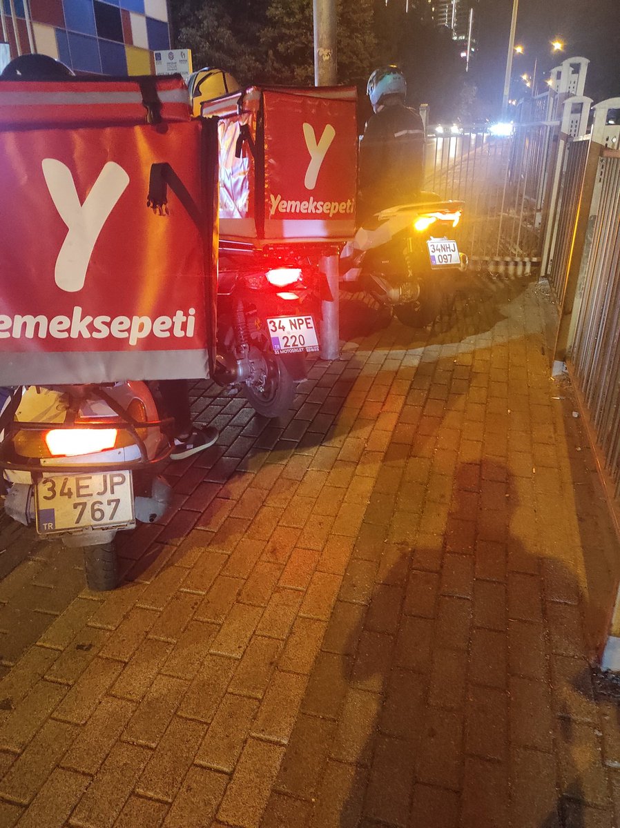 onkaraah's tweet photo. @radyotrafik @istanbul_EGM @TC_icisleri 34001 numaralı trafik ışıkları motor giremez tabelasına rağmen ceza uygulanmazsa olacağı bu @yemeksepeti @TrafikEgm https://t.co/9PymQu0Cdu