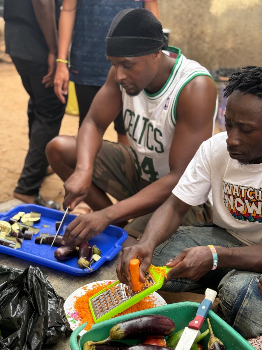 kigoziM28824352's tweet image. 🔥Cooking love for the kids!💖 Guys at our orphanage getting prepped to whip up some tasty treats for the little ones 🍲👦🏽👧🏽.  Eggplants 🍆 on the menu!  🍴💚 #OrphanageVibes #CookingForACause #KidsLoveFood #CommunityLove
