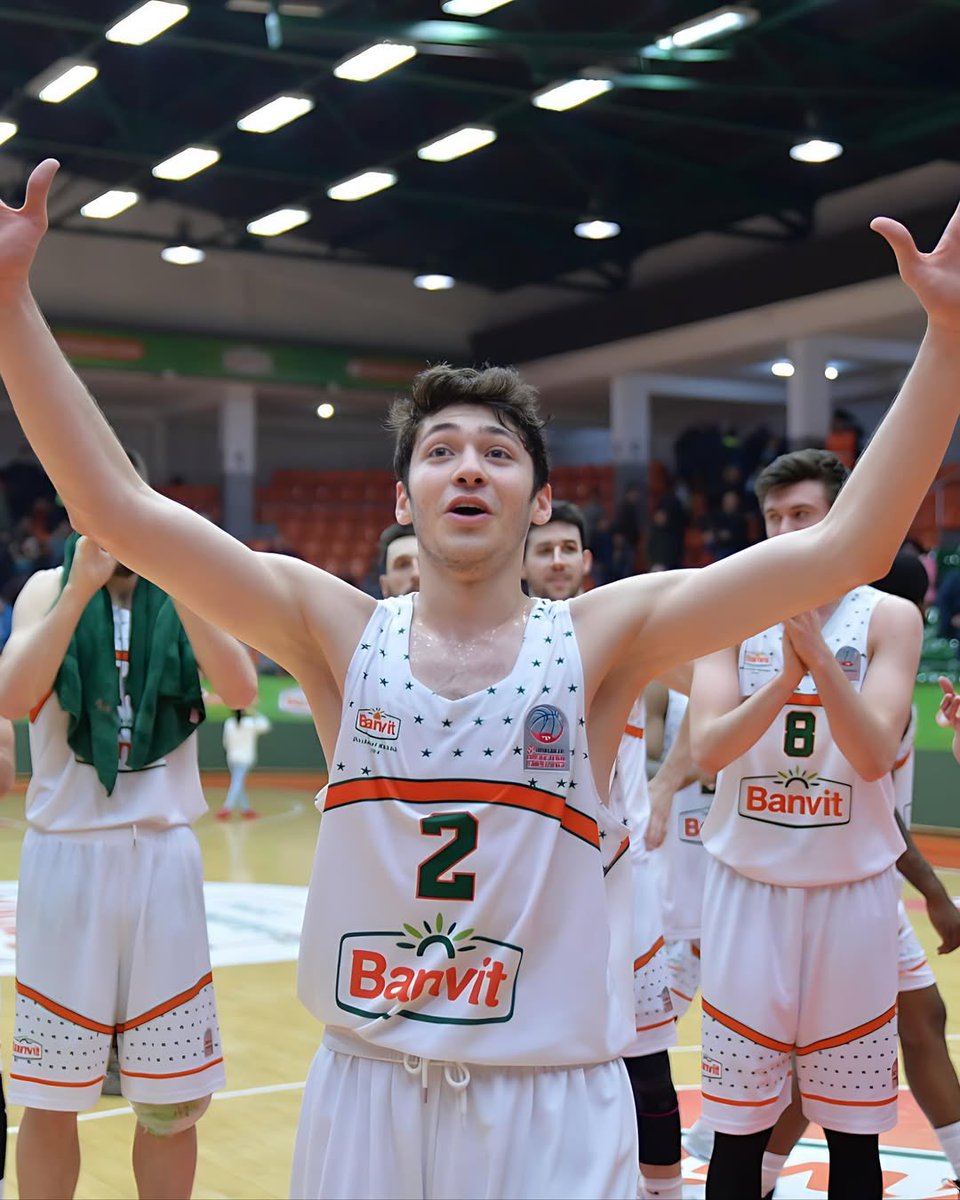 bilio_muydunuz's tweet image. 16 yaşında Arnavutluk'tan Ercan Osmani'yi, Batman'dan Şehmus Hazer'i, Giresun'dan Alperen Şengün'ü keşfedip Türk basketboluna kazandıran Bandırma altyapısıyla ne kadar gurur duysak az 🙏🇹🇷

#12DevAdam 🇹🇷