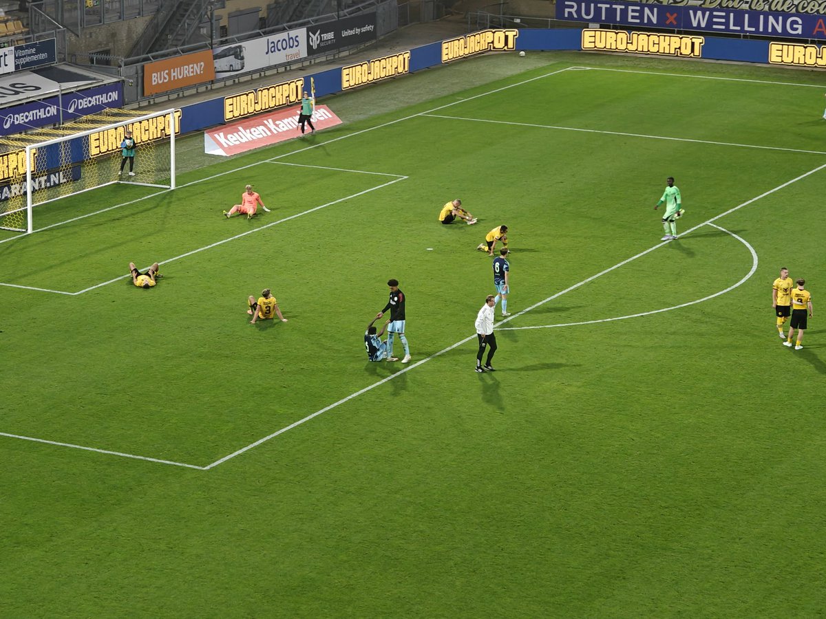 WilmaLoop's tweet image. Verslagenheid in Kerkrade. Ajax maakt in de laatste seconde ge gelijkmaker #rodajc  #rodjaj