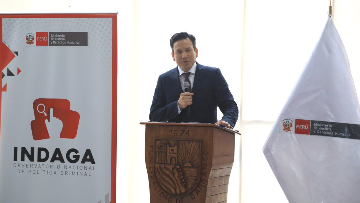 Durante su discurso en representación del ministro Juan José Santiváñez, el viceministro de Justicia resaltó la importancia de fortalecer los conocimientos para reforzar la lucha contra la criminalidad. "El MINJUSDH aborda esta temática desde distintos frentes. ¿Qué hacer en esas