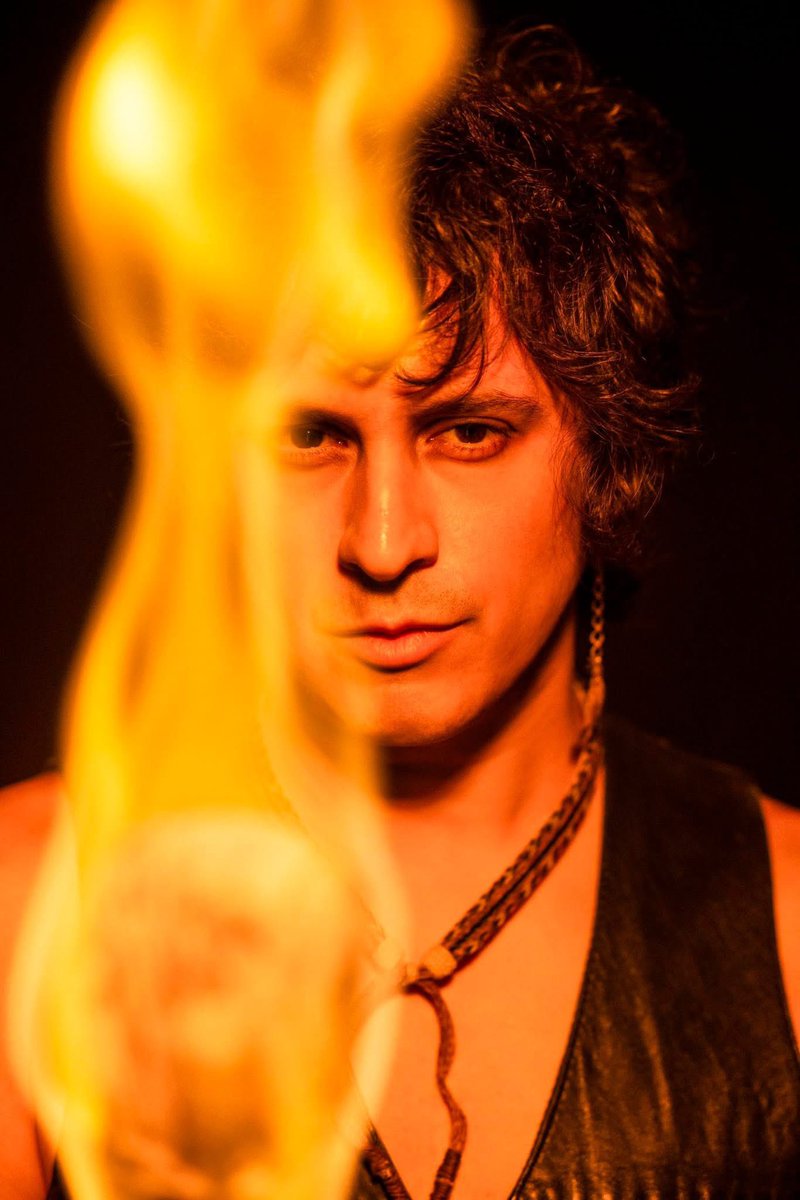 Estamos estrenando “Tú y yo y tú”, primer corte del nuevo álbum. Me emociona saber que la están escuchando, compartiendo y haciéndola propia… Aquí se las dejo para que acompañe su fin de semana y puedan contarme qué les hace sentir. ¡Salud a todos!
Siddhartha.lnk.to/tuyyoytu/spoti…