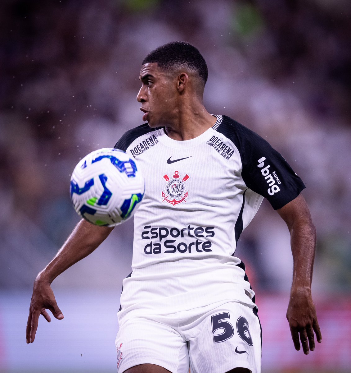 povotime1910's tweet photo. O Zenit já definiu sua estratégia para a janela de janeiro de 2026: investir pesado em jovens talentos brasileiros. Entre os nomes observados, a joia do Corinthians, Gui Negão, de apenas 18 anos, aparece como principal alvo dos russos. O atacante vive grande fase no time principal alvinegro e ganhou prioridade no processo de rejuvenescimento do elenco do clube, que hoje tem média de idade de 27 anos.

Gui Negão não está sozinho na lista. O Zenit também acompanha de perto o atacante Riquelme Filipe, de 18 anos, do Palmeiras, pelo qual as conversas já começaram. O clube paulista, porém, pede € 15 milhões (cerca de R$ 96 milhões), o que levou a diretoria russa a adiar as negociações para o mercado de inverno.

Outro nome que surge no radar é o zagueiro Bruno Alves, de 20 anos, revelado pelo Cruzeiro. No total, o Zenit pretende contratar seis promessas brasileiras com menos de 21 anos para reforçar o elenco e projetar o futuro da equipe.

🗞️ [@ESPNBrasil]
📸 [Rodrigo Coca/Ag. Corinthians]