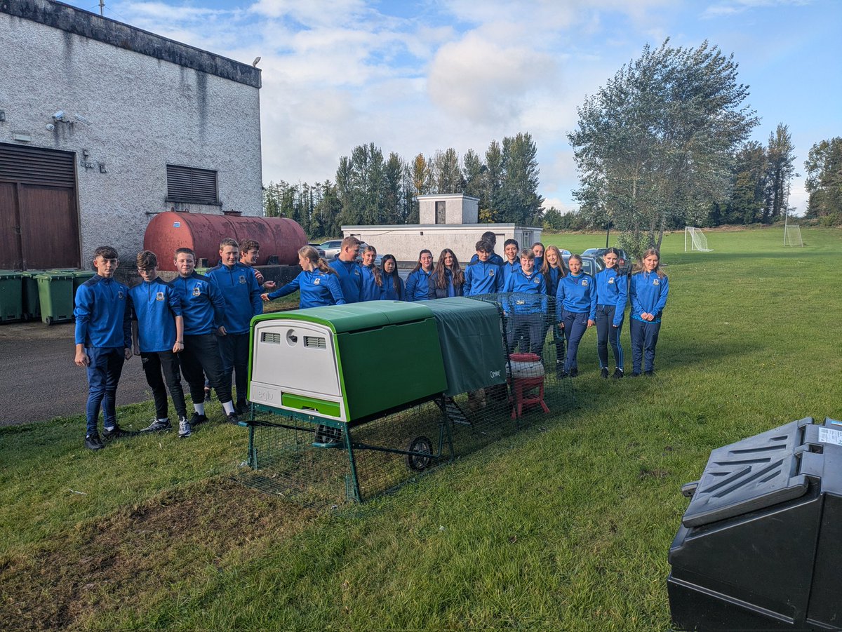 green_cmco's tweet image. Our new Sustainable Young Farmers are ready to go! 🐓💚
Guided by Ms Meagher & Mr Hayes, their first mission is caring for our school chickens—fresh from summer holidays with Mr Power. Great 2see such enthusiasm for sustainability! @TipperaryETB @Take1_Programme @farmersjournal