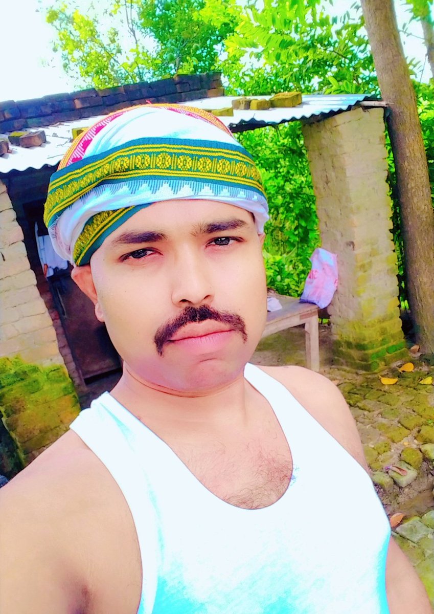 बक्सों में उन घरों के, रक्खा है इक जमाना
तुम कह रहे हो ' वैसे गाँवों में क्या रखा है ! 

होती थी शाम मम्मी, कहतीं थीं आ बना दूॅं,
बाबा की प्यारी बिट्टी, अम्मा का राजा-बाबू,
आँखों में मोटा काजल, माथे पे एक टीका,
कहतीं थीं 'खेल आओ', दे कर के एक सिक्का,
तब छूटते ही घर से, अम्मा को