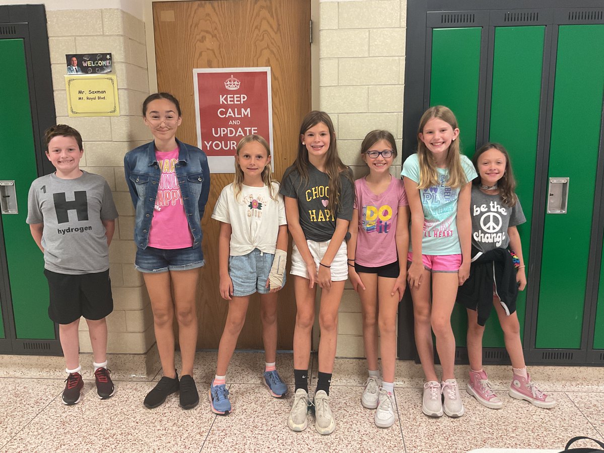 SAESTitans's tweet image. Our students were spreading the positivity around SAES for our Friday dress theme! 😀