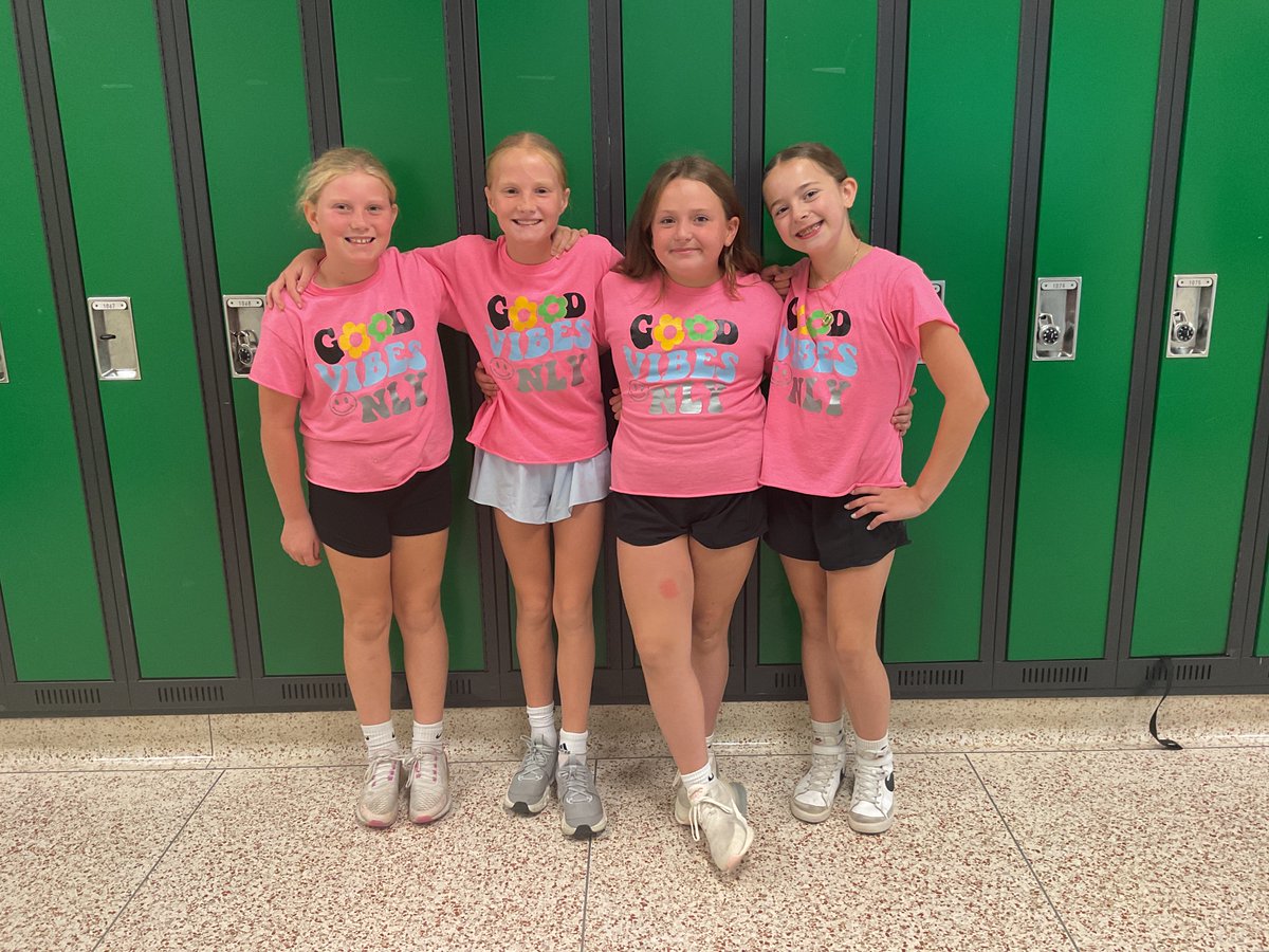 SAESTitans's tweet image. Our students were spreading the positivity around SAES for our Friday dress theme! 😀