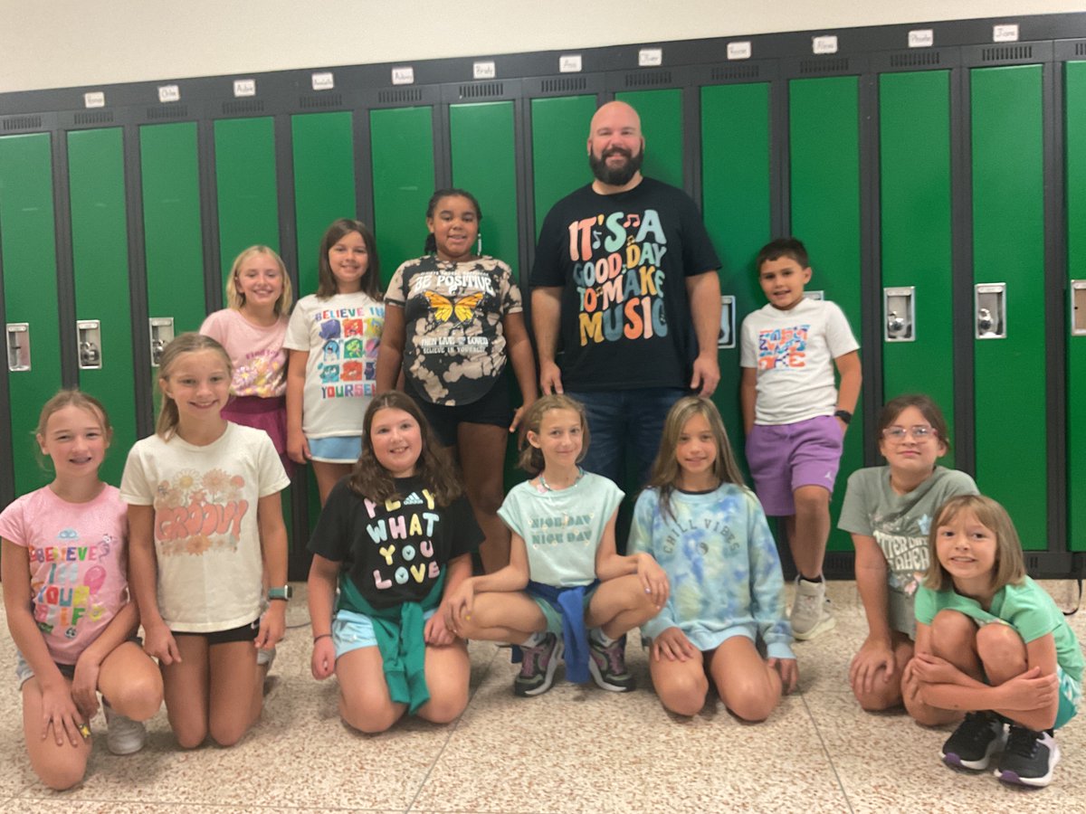 SAESTitans's tweet image. Our students were spreading the positivity around SAES for our Friday dress theme! 😀