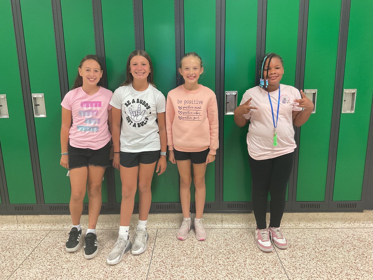 SAESTitans's tweet image. Our students were spreading the positivity around SAES for our Friday dress theme! 😀