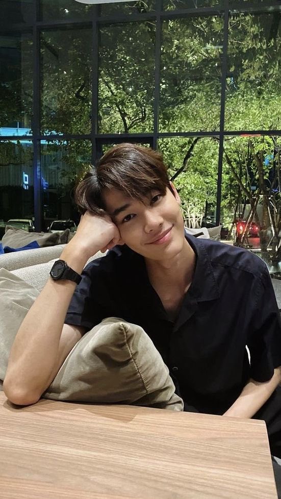 Secha_archive's tweet photo. #Dewtee long tweet au

🐳 Kisah Derren anak Fahutan yang menjabat sebagai Mas Menteri BEM KM Lingkungan Hidup dan sekretarisnya Kevin, mahasiswa Kedokteran Hewan  yang  “dijebak” masuk BEM KM.

Present to you: Derren Prasetyo Hadi &amp; Kevin Nathaniel Wijaya. https://t.co/HX4qlE06Tp