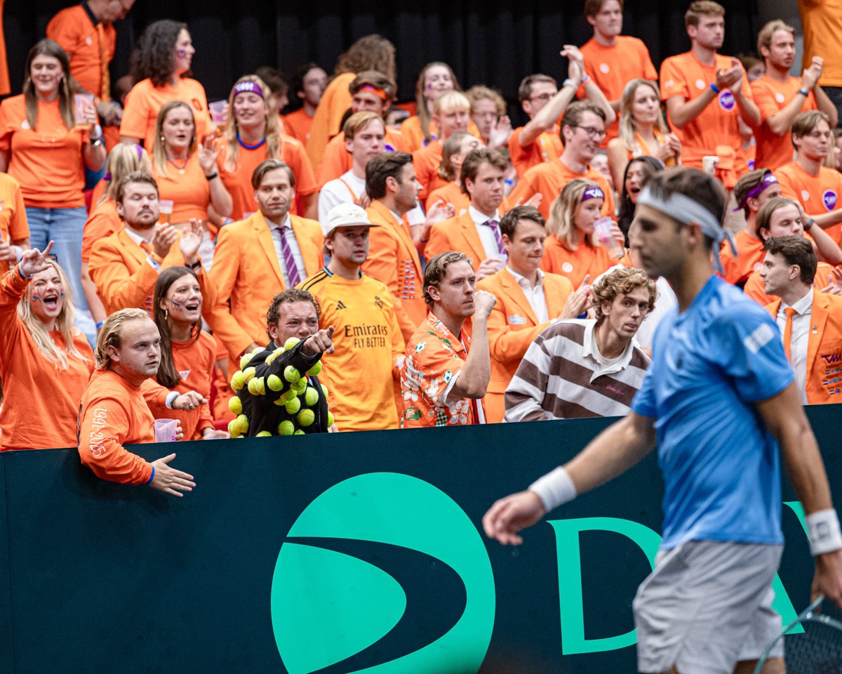 ¿Qué le estaba diciendo el señor a Tomy?

PD: qué tragedia 😂