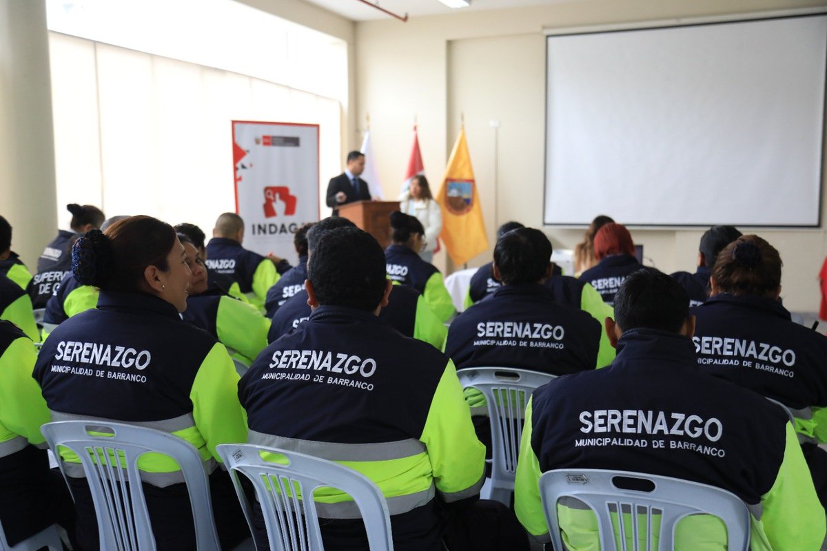 #NotaInformativa 📄 | ¡Seguimos sumando esfuerzos para lograr comunidades más seguras! 🤝🛡️ Como parte de la campaña "#MásCapacidadeMásSeguridad", más de 50 serenos y servidores de <a href="/Barranco_Muni/">𝗠𝘂𝗻𝗶𝗰𝗶𝗽𝗮𝗹𝗶𝗱𝗮𝗱 𝗱𝗲 𝗕𝗮𝗿𝗿𝗮𝗻𝗰𝗼</a> son capacitados por el MINJUSDH a fin de mejorar la orientación que brindan a la