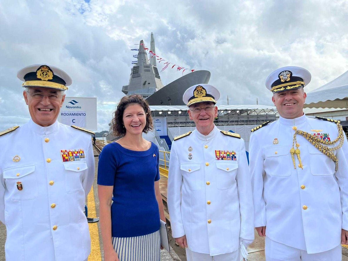 La Encargada de Negocios de EE. UU. en España, Rian Harris asistió en Ferrol a la botadura de la fragata F-
111 de la clase F-110 de <a href="/NavantiaOficial/">Navantia</a>: un hito para la <a href="/Armada_esp/">Armada</a>  y un ejemplo de la estrecha
cooperación 🇺🇸🤝🇪🇸 #Defensa #Cooperación