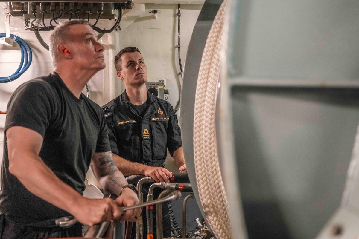 COIC_CJOC's tweet photo. Les techniciens en génie des armes ont déployé le TAPS (sonar remorqué actif et passif ) en préparation d’un CASEX (exercice combiné de lutte anti-sous-marine) dans le cadre de #ExALON. 1/2 https://t.co/7yU8PBGY2r