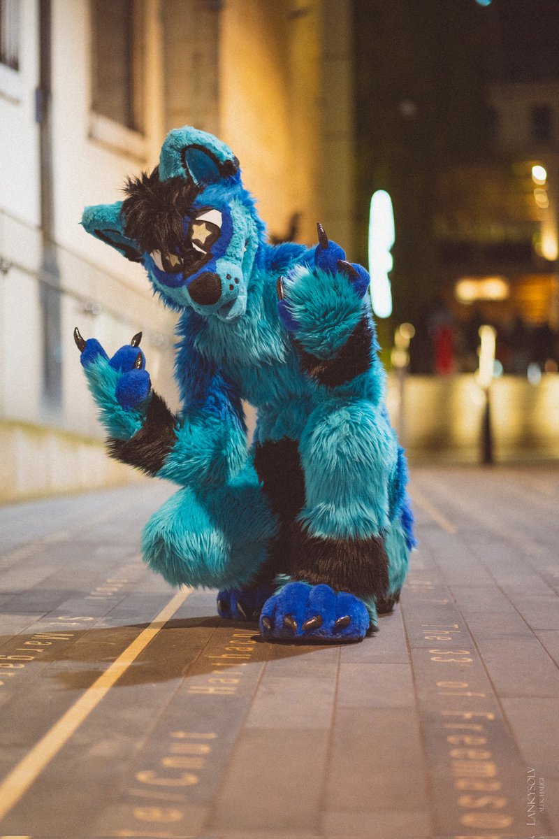 It a Fridaaaayyyy and I'm still alive somehow! 🕺😅
#FursuitFriday

📸: <a href="/AlekTheHaugster/">Ashley ➡️ on Bsky</a>