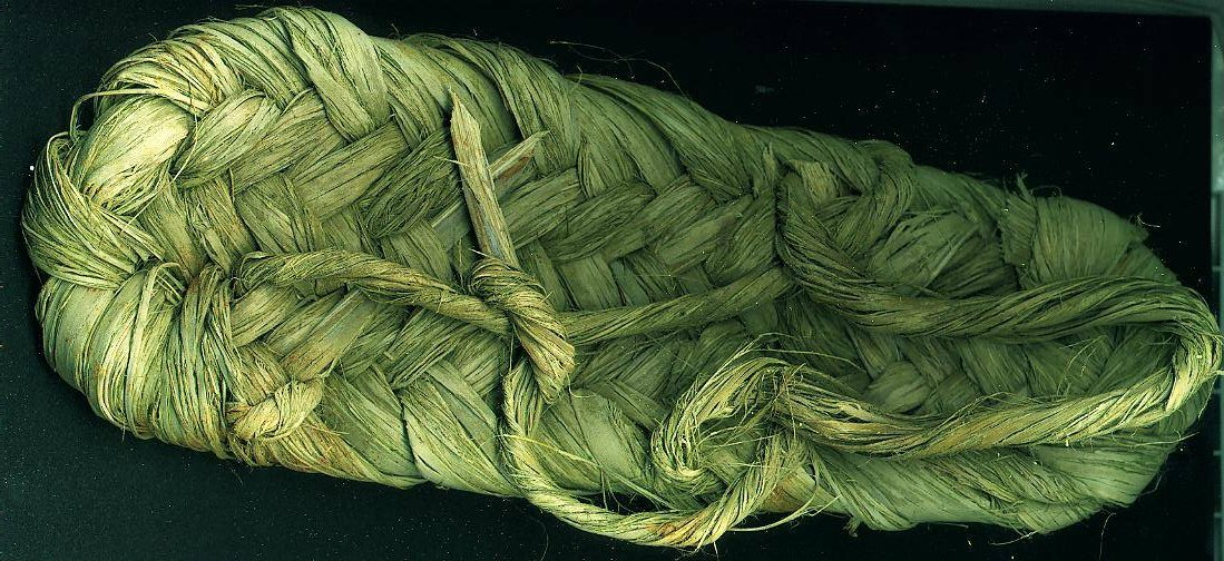 mmatalpur's tweet photo. #Sawas
The indigenous footwear in the Marri area and other areas where the 'Dwarf Palm' abounds.
The fronds are beaten up to make them weave able.
Then first the sole is braided and then then the straps are added.
It is environment friendly, free, handy and very useful. https://t.co/n0Sv13KRYf