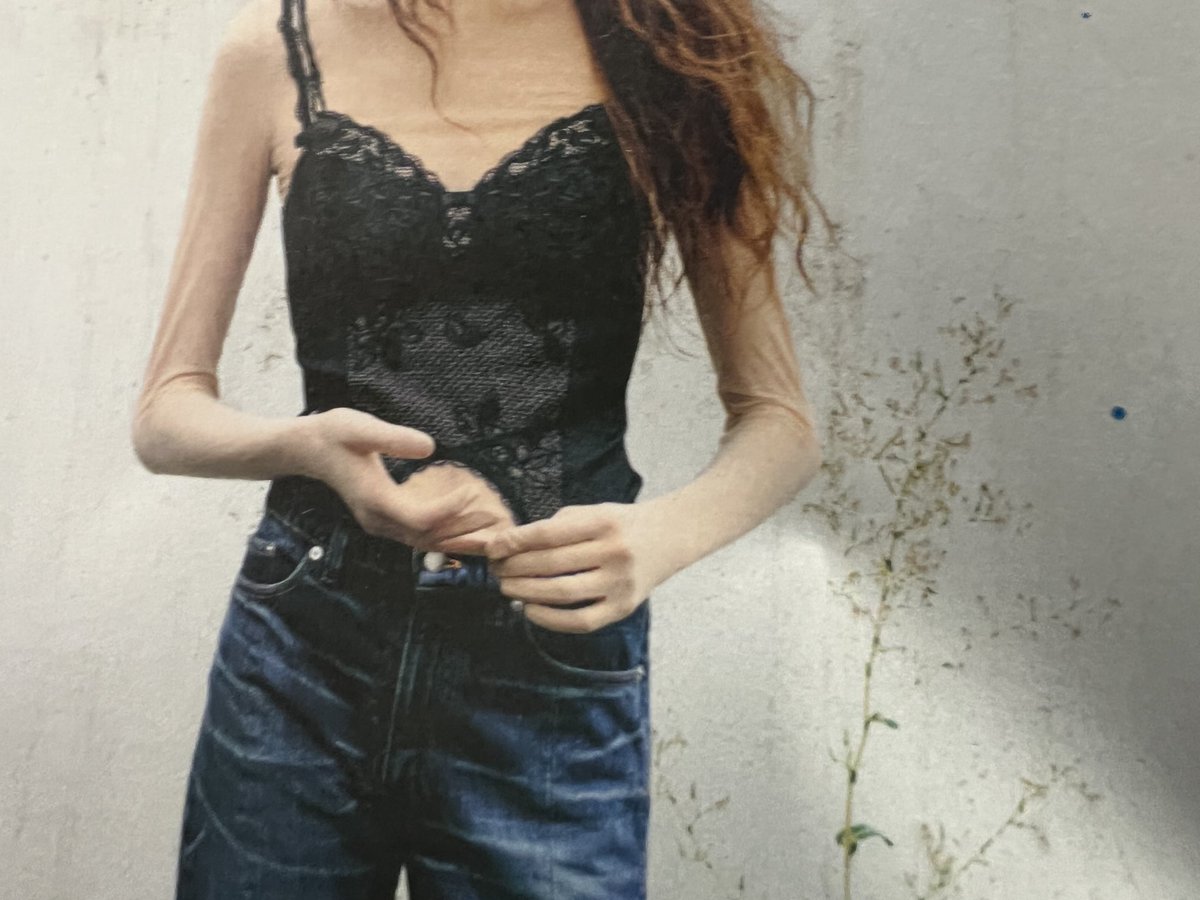 L’extrême maigreur de cette mannequin dans le magazine du ⁦<a href="/lemondefr/">Le Monde</a>⁩ ne choque que moi ? Etait-on obligé ? (Sans compter le collant sur les bras pour accentuer la maigreur).