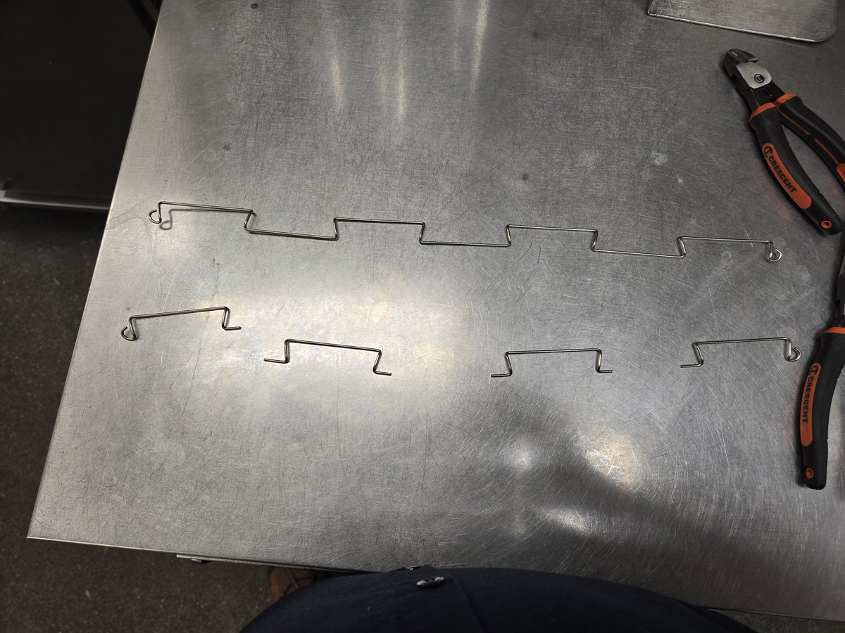 JoeHungloRedux's tweet image. First time I've ever replaced a pizza oven conveyor belt and the customer forgot to order a master link kit.

So I made my own out of a spare link.

#ServiceTechLife