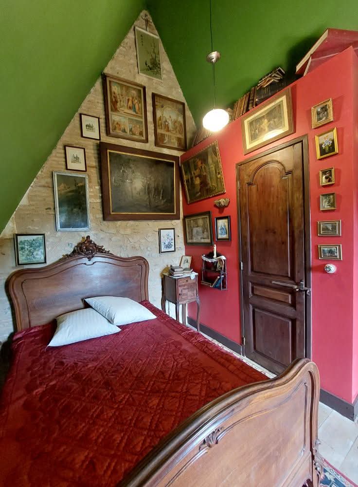 Le matelas bougeait doucement, perceptiblement.
En entrouvrant très légèrement les yeux, j’ai vu la lumière pâle du jour filtrer par la fenêtre en face du lit.
En tournant très légèrement la tête, j’ai distingué une masse sombre sur ma droite.