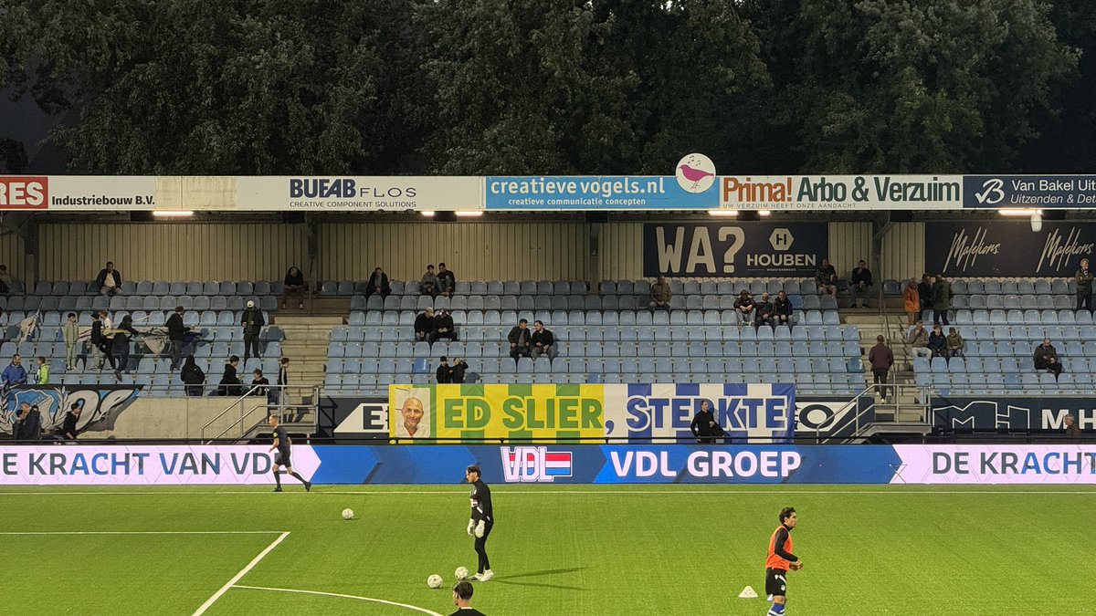 woutfassbender's tweet image. Mooi gebaar van de fans van FC Eindhoven. Een hart onder de riem voor @EdNorthside Ed Slier, de fanatieke supporter van ADO Den Haag die ongeneeslijk ziek is. Voetbal op zijn mooist! #adodenhaag #fceado #kkd