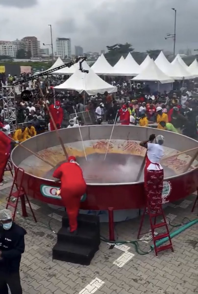 I honestly thought it was only Hilda baci that will cook. I didn’t know people will assist her 🤦🏽‍♂️