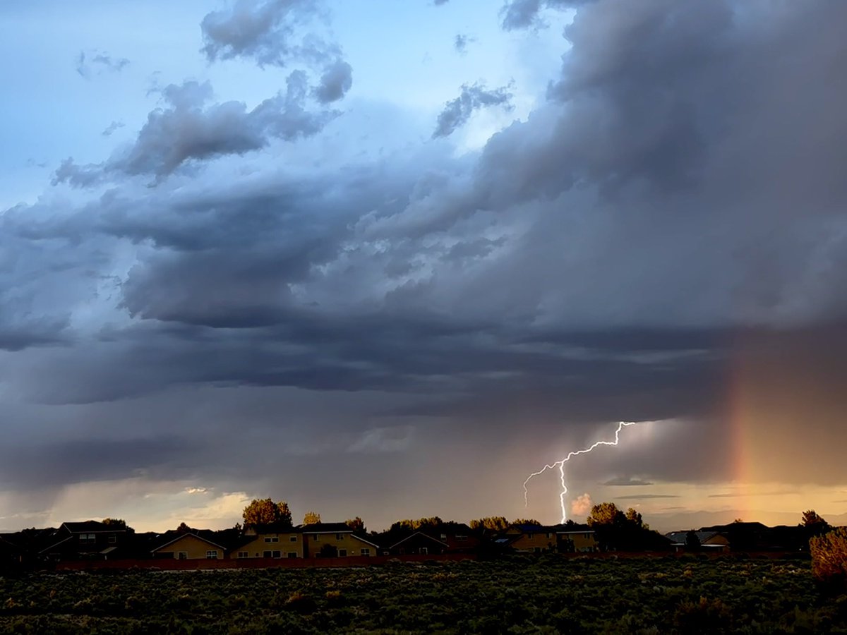 Today we all should share something beautiful.  All the evil of this world and all the hurt and heartache. Please QP/Share something beautiful on your feed to change the world! God Bless everyone!!! 🙏