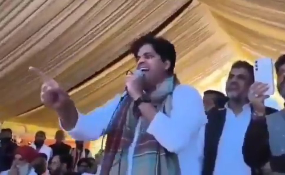 आपको जम्मू कठुआ की वह मासूम बच्ची याद है आसिफा, जिसके साथ जघन्य अपराध हुआ था...

उसके आरोपियों के समर्थन में जिस लाल सिंह ने तिरंगा यात्रा निकाली थी उसे जब कांग्रेस ने अपना उम्मीदवार बनाया था तो यही शायर महोदय बेशर्मों की तरह उसके लिए वोट मांगने गए थे!

सेकुलरिज्म के नाम पर