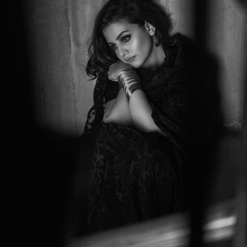 शोर दिन को नहीं सोने देता...

शब को सन्नाटा जगा देता है...