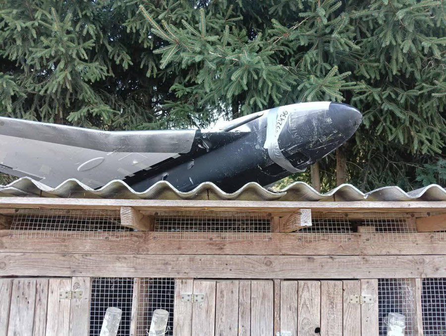 ChanceGardi's tweet image. Che tirchio che è Putin. In Polonia manda i droni riparati con il nastro. 

È tutto verissimo. Come l'attentato della Russia al proprio gasdotto e il missile russo in Polonia.