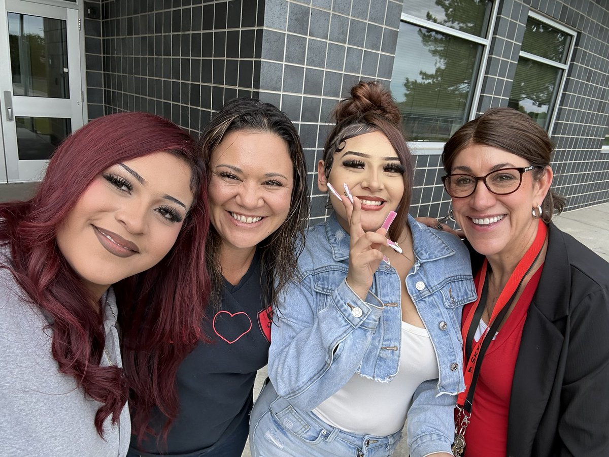 Fiorella Martinez is a rockstar and she makes such a difference with our students. Her dedication, hard work and perseverance is off the charts! 
We appreciate you. #WeAreSkylineEveryday #StVrainAdvantage <a href="/KarlaAllenbach/">Karla Allenbach</a> <a href="/Skyline_Falcons/">Skyline High School</a>