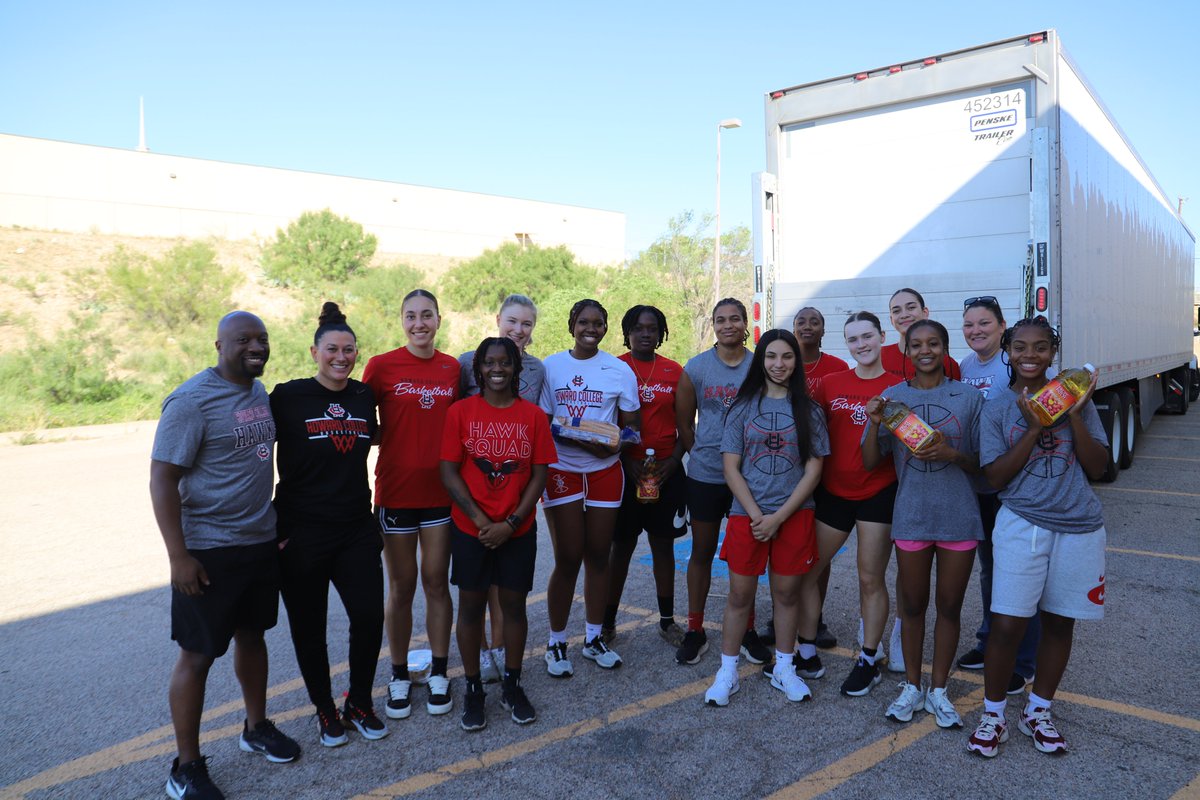Lady Hawk Basketball lending a helping hand at the West Texas Food bank this morning 🏀🤝🍎
<a href="/hchawkwbb/">HowardWBB</a>