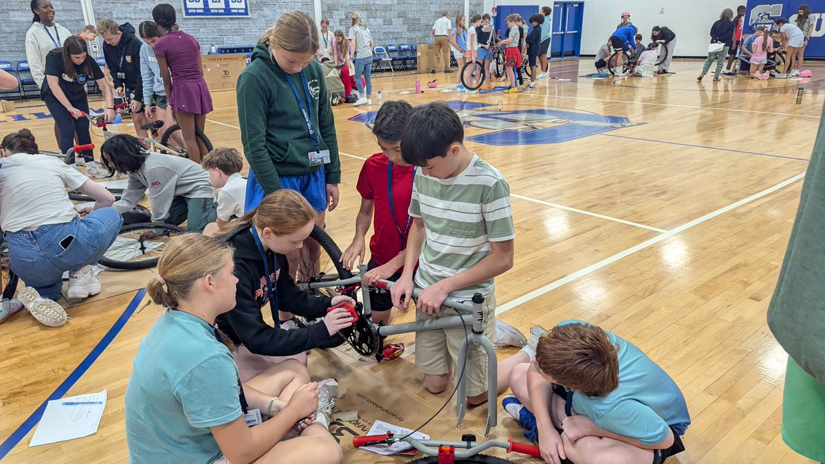 MagnifiedGiving's tweet image. 🚲 7th graders at Summit Country Day built + tested bikes for @NewPath and @CancerFreeKids, then sat down with Roger for a Q&amp;amp;A after his documentary 💜

service + smiles = impact.

#MagnifiedGiving #YouthPhilanthropy #ServiceLearning