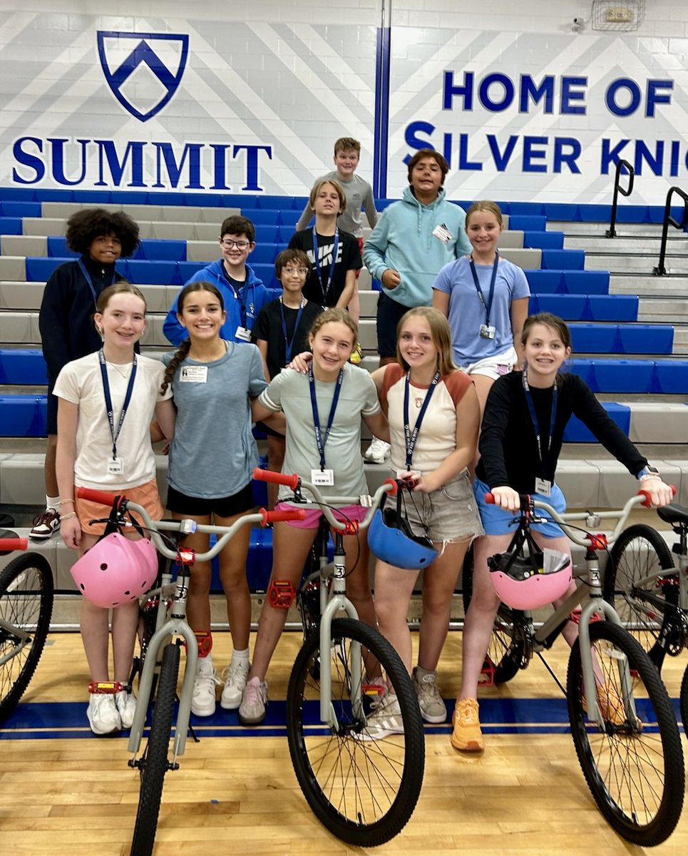 MagnifiedGiving's tweet image. 🚲 7th graders at Summit Country Day built + tested bikes for @NewPath and @CancerFreeKids, then sat down with Roger for a Q&amp;amp;A after his documentary 💜

service + smiles = impact.

#MagnifiedGiving #YouthPhilanthropy #ServiceLearning