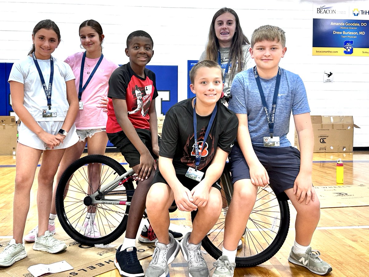 MagnifiedGiving's tweet image. 🚲 7th graders at Summit Country Day built + tested bikes for @NewPath and @CancerFreeKids, then sat down with Roger for a Q&amp;amp;A after his documentary 💜

service + smiles = impact.

#MagnifiedGiving #YouthPhilanthropy #ServiceLearning