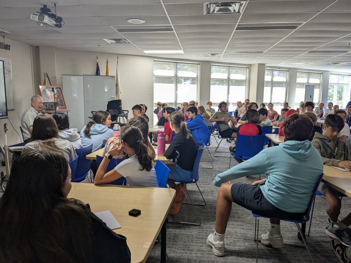 MagnifiedGiving's tweet image. 🚲 7th graders at Summit Country Day built + tested bikes for @NewPath and @CancerFreeKids, then sat down with Roger for a Q&amp;amp;A after his documentary 💜

service + smiles = impact.

#MagnifiedGiving #YouthPhilanthropy #ServiceLearning