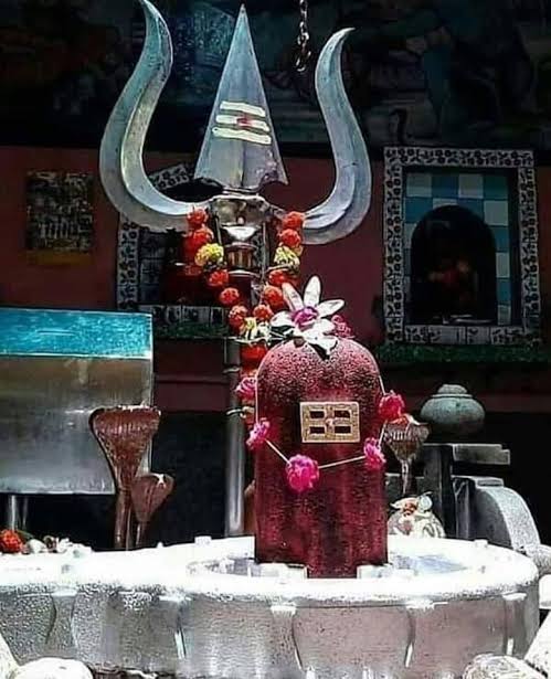 arpita_IND17's tweet image. हर हर भोले शंभु, त्रिपुरारी दयाल।  
भक्त जपे तेरे नाम से, कटे कर्म का जाल।।  

जटा में गंगा विराजे, चंद्र सुशोभित शीर।  
नयन जले जब खोलते, सम्मुख मिटे भय घोर।।  

भस्म रमाए तन सदा, धरे विराट स्वरूप।  
त्रिनेत्रधारी देव हैं, योगीश्वर अनूप।।