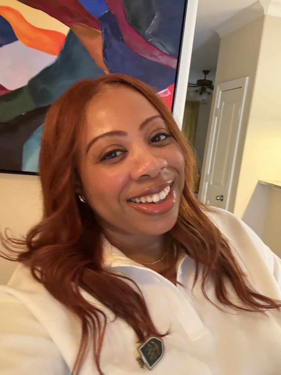 techsavvydiva's tweet image. Quick snap as I dash out the house for this AMs golf sesh at @fiveirongolf 

*and yeah my pin is cockeyed* 😂