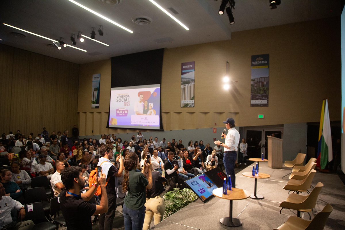 FicoGutierrez's tweet image. Queremos que la gente de Medellín cumpla su sueño de tener casa propia.🏠 Por eso estamos dando tres pasos históricos: 

1️⃣ Creamos el primer subsidio distrital para la cuota inicial de Vivienda de Interés Prioritario. Más de 1.100 familias van a pasar de pagar arriendo a pagar…